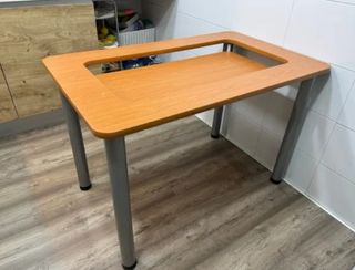 Mesa de madera con hueco y patas metálicas