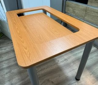 Mesa de madera con hueco y patas metálicas