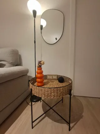 Mesita auxiliar ratán y metal