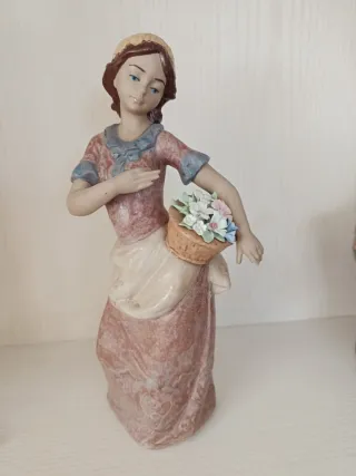Figura de porcelana mujer con flores