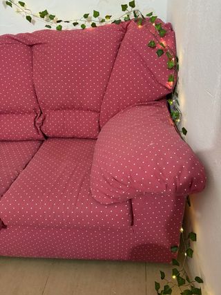 Divano a 2 posti rosa con punti bianchi