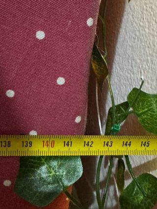 Divano a 2 posti rosa con punti bianchi