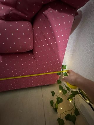 Divano a 2 posti rosa con punti bianchi