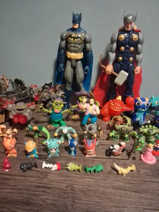 Conjunto di action figure e giocattoli