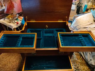 Mesa de madera con cajones y detalles dorados