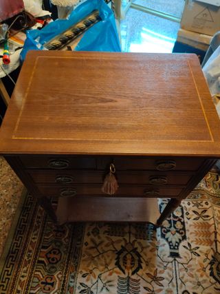 Mesa de madera con cajones y detalles dorados