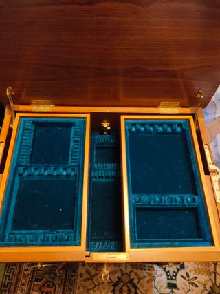 Mesa de madera con cajones y detalles dorados