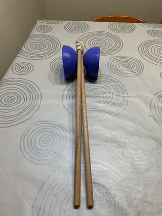 Diábolo azul con palos de madera