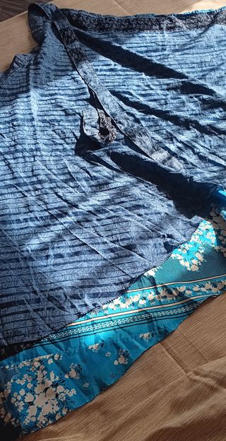 Saia fantasia cruzada azul e branca