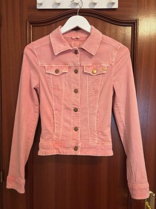 Chaqueta vaquera entallada salmón de Sfera