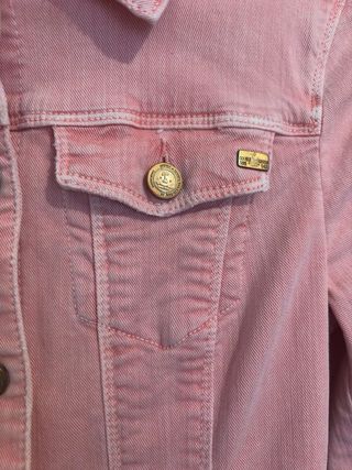 Chaqueta vaquera entallada salmón de Sfera