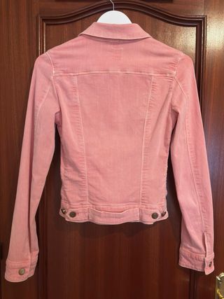 Chaqueta vaquera entallada salmón de Sfera