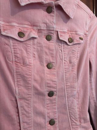 Chaqueta vaquera entallada salmón de Sfera