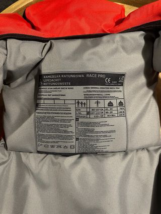 Chaleco salvavidas rojo y gris