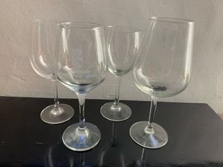 Set di 4 calici da vino in vetro di diverse dimensioni