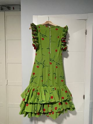 Vestido de feria verde con flores rojas