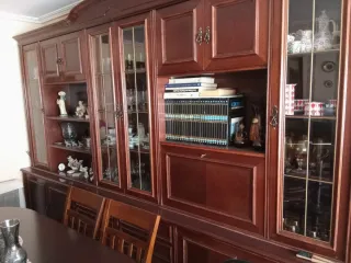 Mueble de comedor madera oscura