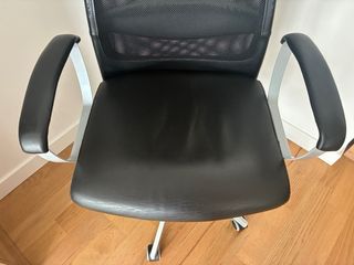Silla ergonómica oficina Ikea negra y plata