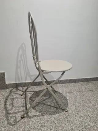 Silla de metal  blanca plegable