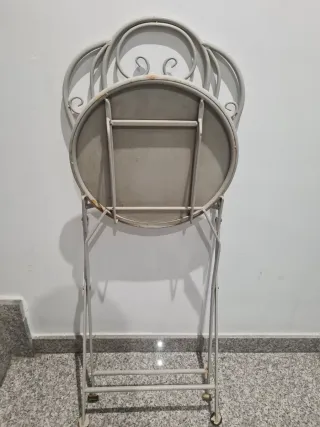 Silla de metal  blanca plegable