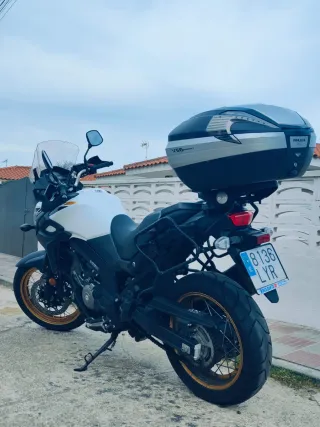 Suzuki V-Strom DL650XT 2022 Negra/Dorada