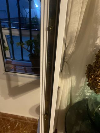 Ventana PVC doble cristal mas un fijo en el centro