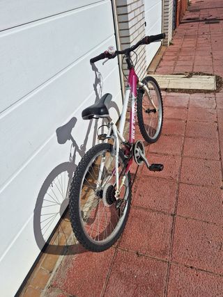 Bici infantil rosa y blanca