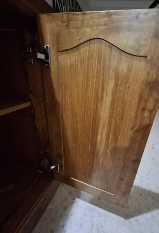 Conjunto de puertas de mueble rústico de madera.