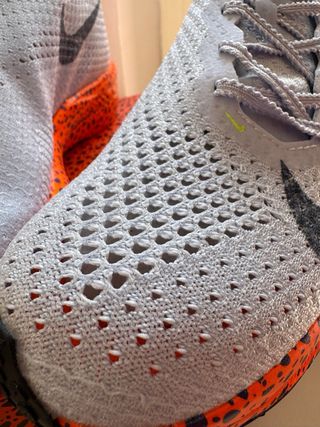 Zapatillas Nike Vaporfly grises y naranjas