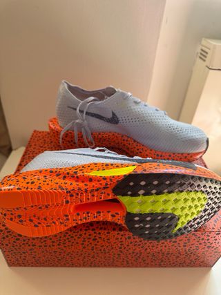 Zapatillas Nike Vaporfly grises y naranjas