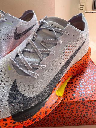 Zapatillas Nike Vaporfly grises y naranjas