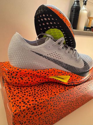 Zapatillas Nike Vaporfly grises y naranjas