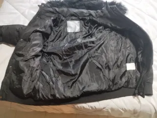 Chaqueta negra con capucha con pelo