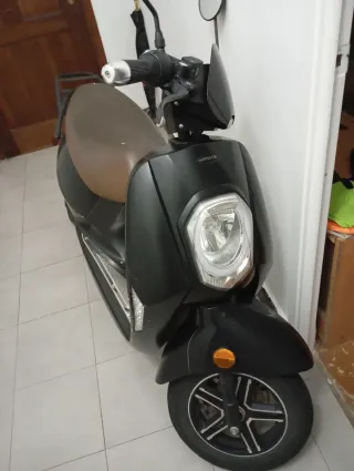 Moto Eléctrica Scooter Negra y Marrón