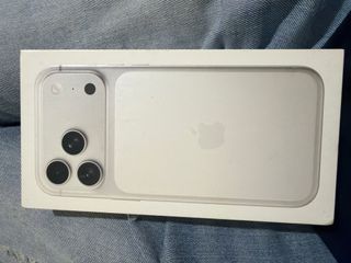 iPhone 17 Pro Max Plata - Casi Nuevo