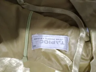 Vestido de fiesta dorado con fular