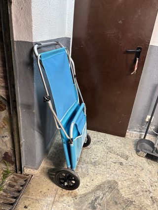 Tumbona-carro azul y plateada