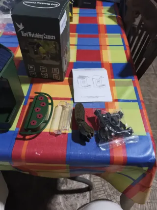 Mangiatoia solare con telecamera di sorveglianza per uccelli