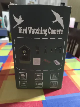 Mangiatoia solare con telecamera di sorveglianza per uccelli