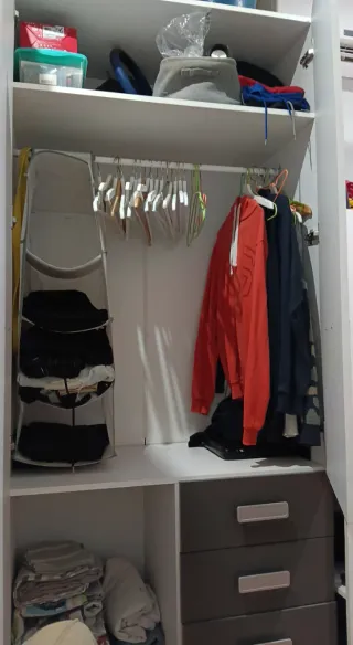 Armario blanco y gris