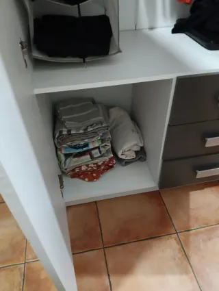 Armario blanco y gris