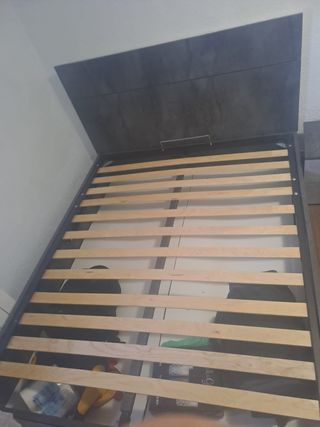 Cama moderna con cabecero gris