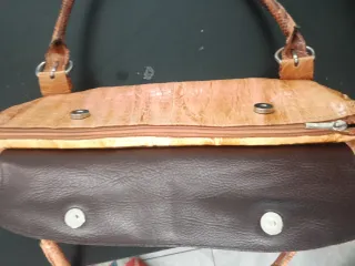 Bolso de piel marrón y dorado