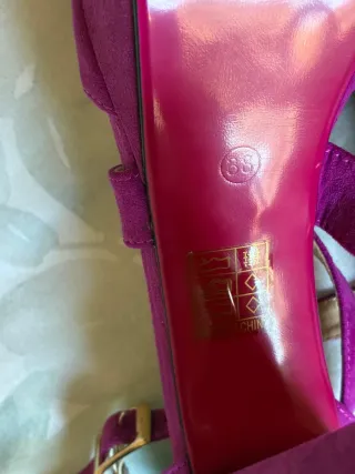 Zapatos tacón con plataforma color buganvilla.