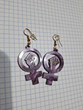 Pendientes feministas morados y dorados
