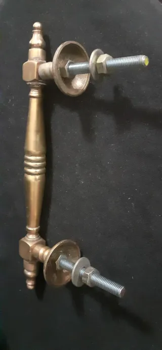 Gran tirador de bronce antiguo. Manilla antigua.