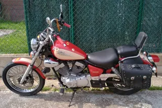Yamaha Cruiser Roja y Plateada