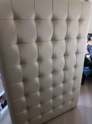 Cabecero capitoné polipiel champán cama 150 cm.