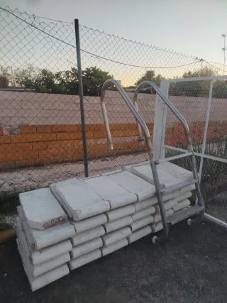 Bordes de piscina de piedra y metal