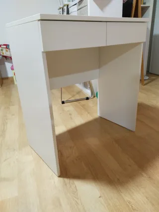 Mesa de maquillaje con espejo abatible